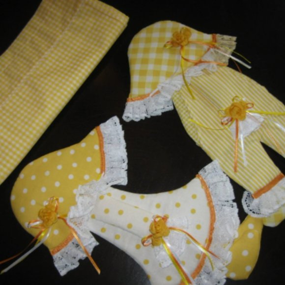 SUNBONNET SUE & SAM WALL HANGINGS AND VALLACE - YELLOW WHITE GINGHAM, POLKA DOT - Picture 1 of 4